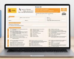 Portátil con el modelo 200 del Impuesto sobre Sociedades abierto en pantalla sobre un escritorio de oficina.